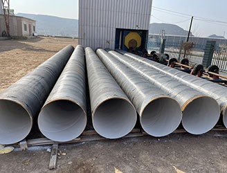 環氧煤瀝青防腐是比較傳統的鋼管防腐型式，是在鋼管外壁纏繞玻璃絲布后，再涂覆環氧瀝青漆的防腐工藝，施工方便價格便宜，是性價比較高的一種防腐形式。環氧煤瀝青底漆由環氧樹脂、煤焦油瀝青、防銹顏料、助劑、改性